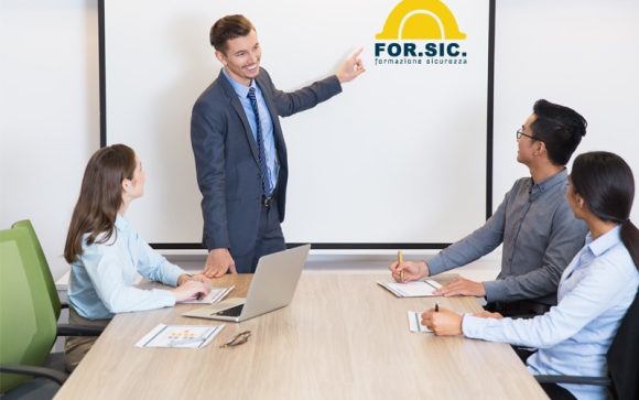 Sessione di formazione in aula con partecipanti e docente, rivolta allo sviluppo di competenze professionali.