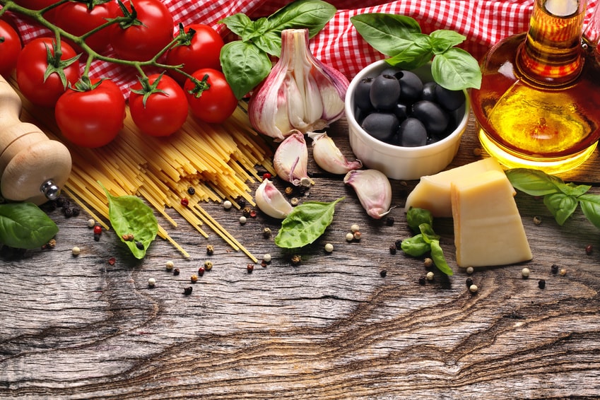 Consulente FOR.SIC durante un check-up aziendale per la sicurezza alimentare, in fase di redazione del Piano di Autocontrollo e Manuale HACCP.